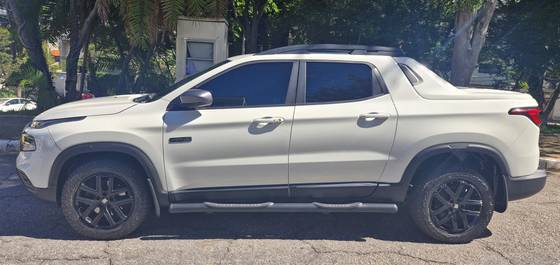 FIAT TORO 2.0 16V TURBO DIESEL ULTRA 4WD AT9 FIAT TORO 2.0 16V TURBO DIESEL ULTRA 4WD AT9